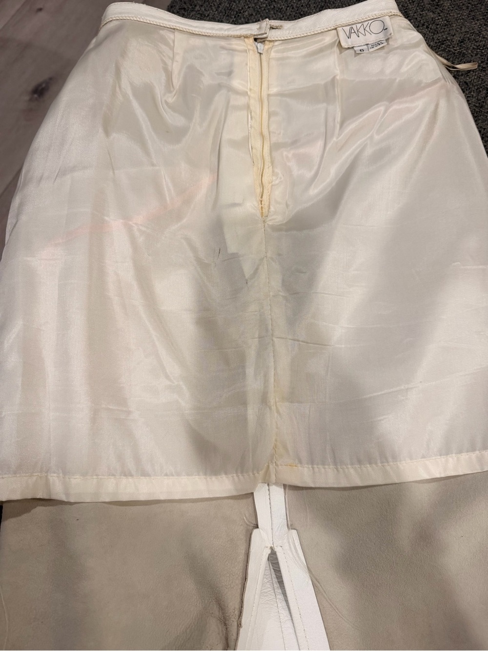 Vintage Vakko Cream Leather Pencil Skirt, Ruched Waist, Quiet Luxury. Old Money - Picture 14 of 17